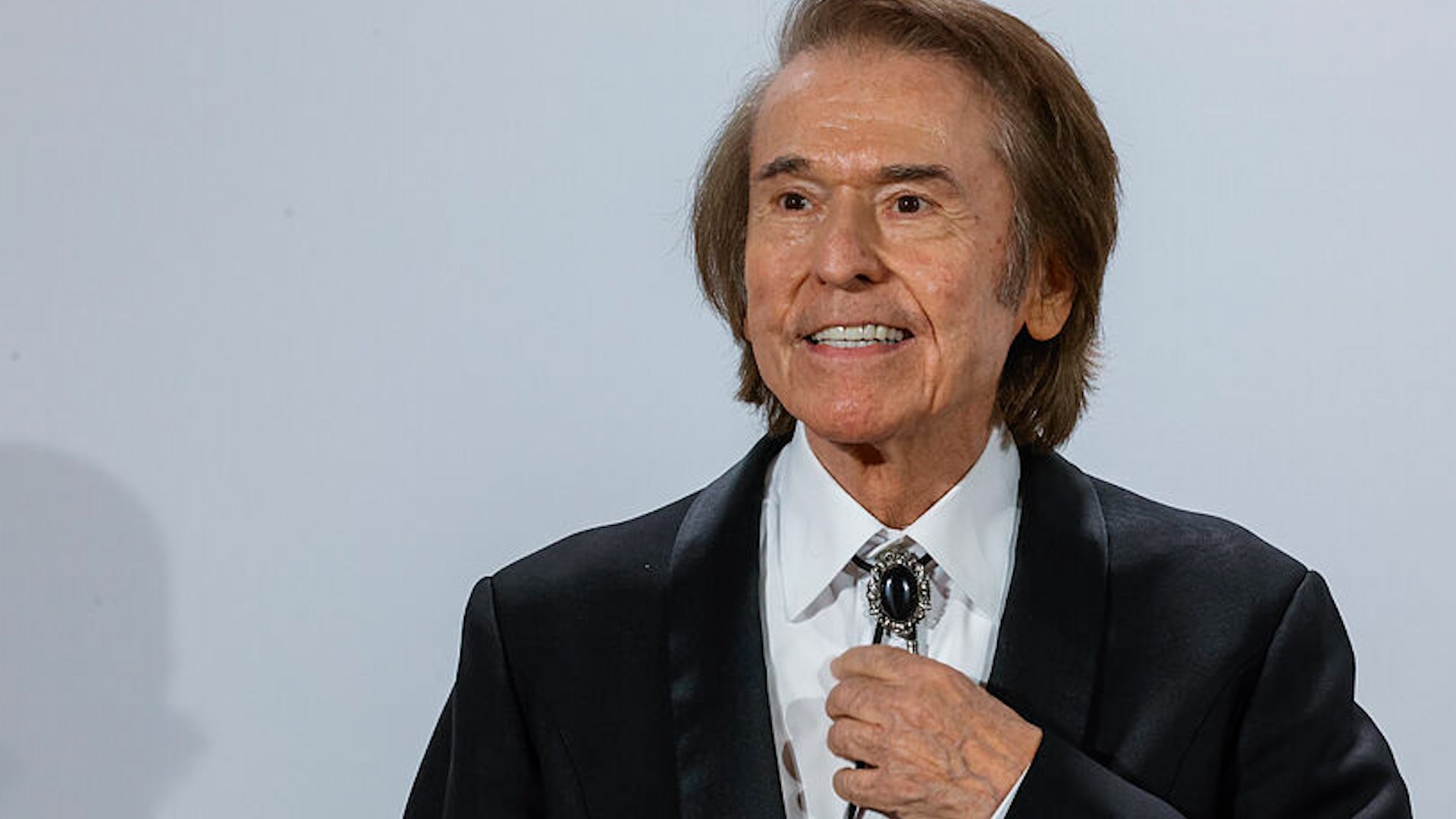 El cantante Raphael permanecer� ingresado en el Hospital 12 de Octubre durante el 24 y el 25 de diciembre, coincidiendo con Nochebuena y Navidad. Seg�n ha explicado su hijo, Jacobo Martos, este lunes, "pasar aqu� estos d�as no es ning�n drama".
En declaraciones a los periodistas desde las puertas del hospital, Martos afirm� que tanto Raphael como su familia est�n "muy tranquilos". "Lo importante es que est� bien y que se vaya a casa perfecto", subray�, a�adiendo que el objetivo es evitar que tenga que "volver al d�a siguiente", dado su historial m�dico, que incluye un trasplante de h�gado en 2003.
Jacobo Martos destac� adem�s el trabajo de la sanidad p�blica y la atenci�n recibida en el hospital: "Es un hospital maravilloso, nos tratan maravillosamente bien, igual que en el Cl�nico", este �ltimo el centro donde Raphael fue inicialmente trasladado.
Respecto a las pruebas m�dicas, Martos prefiri� no entrar en detalles: "Un d�a es una resonancia, otro d�a un no s� qu�... No s� de medicina, prefiero que los m�dicos lo expliquen en su momento".
Raphael ingres� el pasado 18 de diciembre en el Hospital Universitario 12 de Octubre, tras solicitar ser trasladado desde el Hospital Cl�nico San Carlos, donde permaneci� menos de 24 horas despu�s de sentirse indispuesto durante la grabaci�n del programa televisivo La Revuelta.