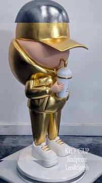 Découvrez le duo Léo & Steph, qui se cache derrière le succès de Kid Cup , ce petit personnage sans visage pour lequel de nombreuses célébrités craquent !