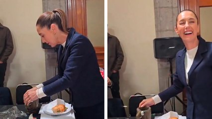 La Presidenta Claudia Sheinbaum abre su primer obsequio de navidad por adelantado