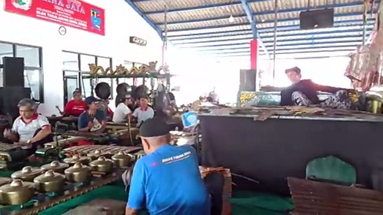 Wayang Kulit Langen Putra Gegesik di Pesta Laut Tegalagung