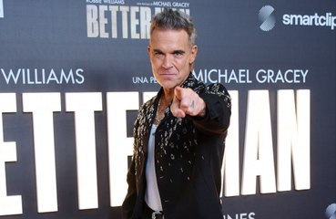 Robbie Williams quiere volver a la escuela para repetir sus exámenes y demostrar que 'no es tonto'