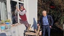 Heyelan nedeniyle kapanan evine pencereden giriyorlar