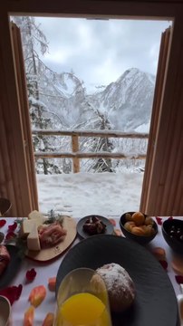 REPAS DE FÊTES face aux alpes italiennes