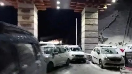 मनाली में हो रही बर्फबारी में फंसे पर्यटकों के 1000 वाहन