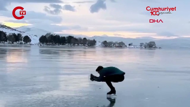 Çıldır Gölü buz tuttu: Yüzeyde artistik buz pateni gösterisi yaptı!