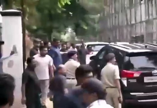 Actor Allu Arjun appears before Chikkadapally police regarding Sandhya theatre stampede cases. He was arrested earlier and is on interim bail. Bail condition says he should cooperate with investigation. #Hyderabad #AlluArjunArrest