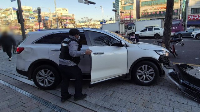 우회전 차량 돌진...등교하던 고교생 1명 사망·2명 다쳐 / YTN