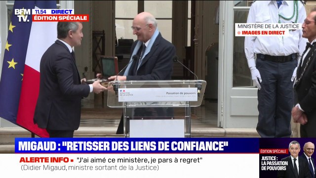 Didier Migaud, ministre sortant de la Justice, remet les sceaux de la République à Gérald Darmanin, le ministre entrant