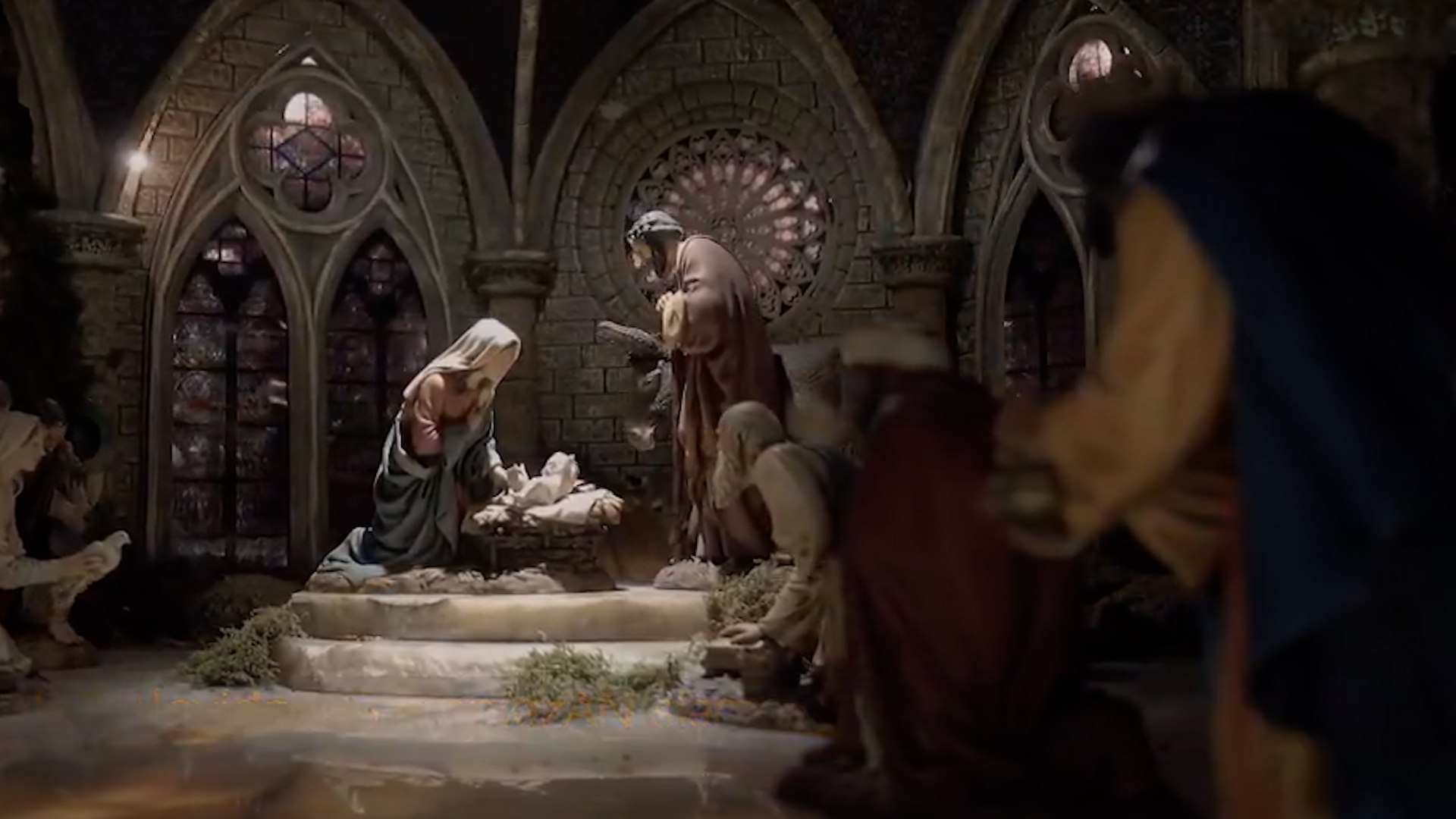 El Partido Popular aprovech� este martes la presentaci�n de un v�deo navide�o en el que, mediante un juego de may�sculas y min�sculas, pide al presidente del Gobierno, Pedro S�nchez, que dimita e ironiza diciendo que el d�a de Nochebuena y el de Navidad intentar�n "no hablar de pol�tica".
El v�deo, que dura 43 segundos, comienza con la frase 'las navidades empiezan siempre por una noche de paz'. De esas palabras, algunas letras est�n en may�scula y subrayadas y, si se juntan, forman la palabra 'S�nchez'. La siguiente frase dice: 'Y aunque es dif�cil, mira que es dif�cil, no tener que hacerlo&mldr;' y la palabra que se lee es 'Dimite'.