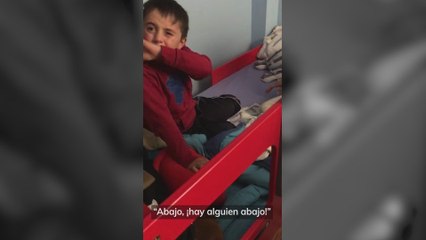 Aaron y Juanjo descubren a Papá Noel en el salón de su casa: “¡hay alguien abajo!”
