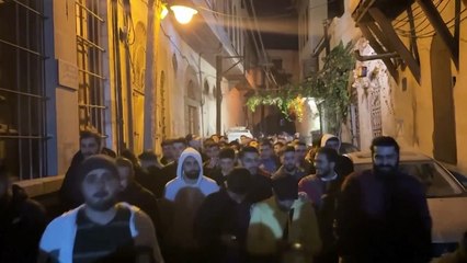 Cristãos sírios protestam contra queima de árvore de Natal