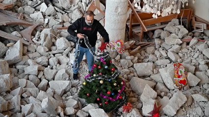 Libaneses colocan un árbol de Navidad en una iglesia al sur del país atacada por Israel