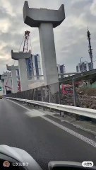 VIDEO: ¡Impactante! Parte de una grúa cae e impacta contra un tren en movimiento