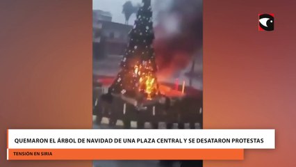 Quemaron el árbol de Navidad de una plaza central y se desataron protestas