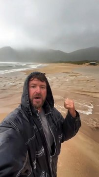 VÍDEO: Em fenômeno raro, lagoa estoura e se junta ao mar em Florianópolis