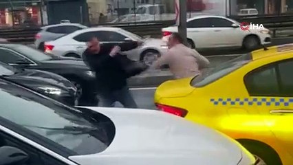 İstanbul trafiğinde bir garip kavga kamerada: ''Gel boksörüm gel''