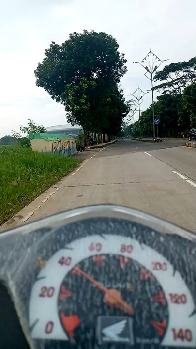 20241224_083221  When the old woman ride motorcycle and take a video