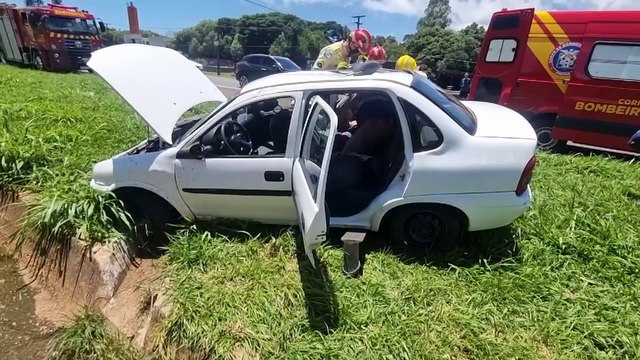 Corsa capota e mobiliza Corpo de Bombeiros na BR-277, em Cascavel