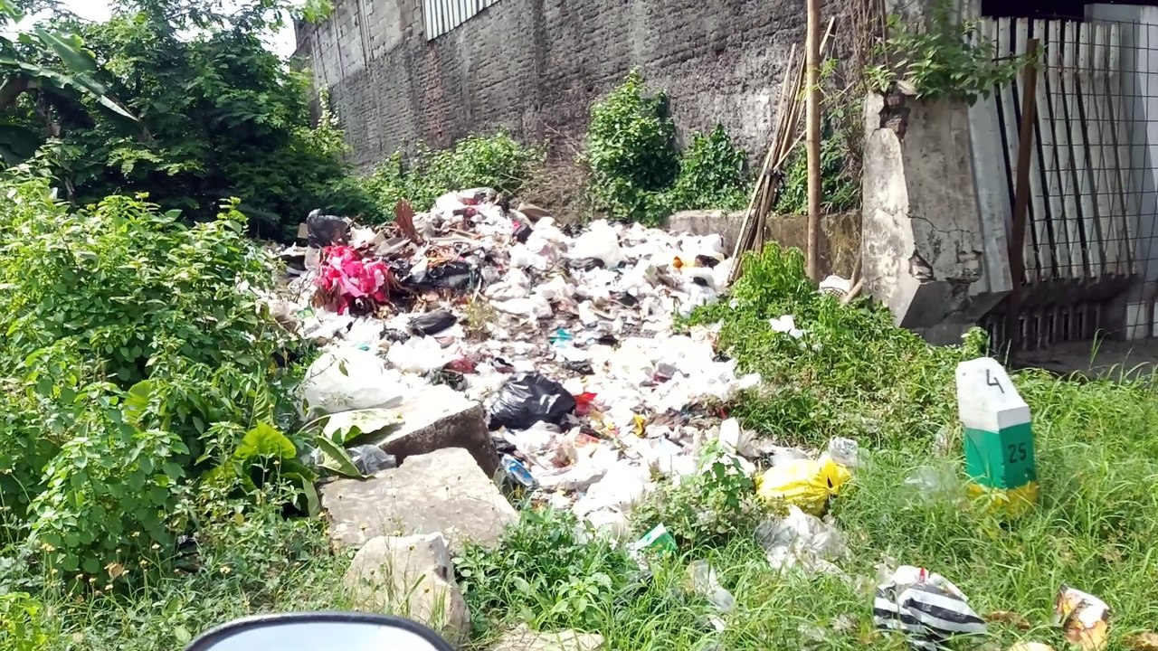 Tumpukan Sampah di Depan Apotik Biolisa Farma Jalan Raya Prapatan
