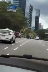 Bandidos armados cercam piloto e roubam moto de luxo em bairro nobre