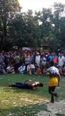 Ce petit spectacle indien avec des épées est très risqué