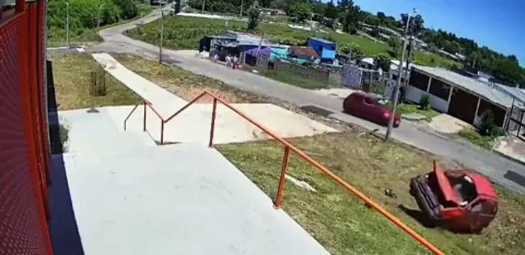 Même après un tonneau en voiture, la police de US n'a aucune pitié