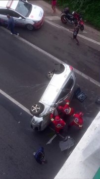 Carro capota e homem fica gravemente ferido na Rodovia Washington Luiz