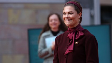 GALA VIDEO - Chic et féminin, Victoria de Suède adopte un total look rouge parfait pour Noël