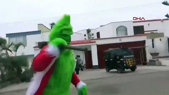 O ülkede polis Grinç kılığına girdi!