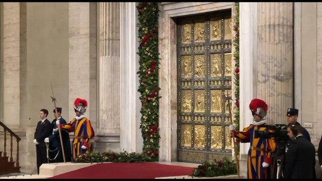 Giubileo, Papa Francesco in San Pietro davanti alla Porta Santa