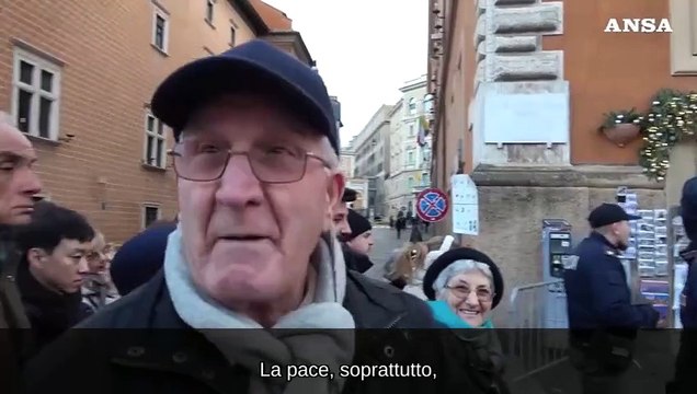 Giubileo, tra i fedeli in coda per l'apertura della Porta Santa: Arrivi la pace