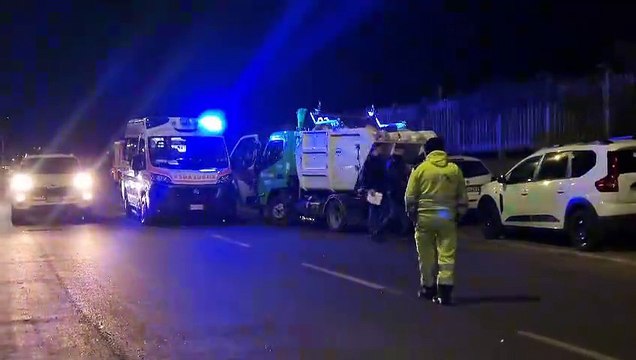 Tragedia nella sede Amsa: operatore muore schiacciato tra camion e auto