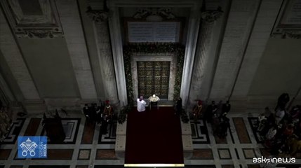 Il Papa in sedia a rotelle apre la Porta Santa e d? inizio a Giubileo