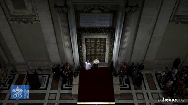 Il Papa in sedia a rotelle apre la Porta Santa e d? inizio a Giubileo