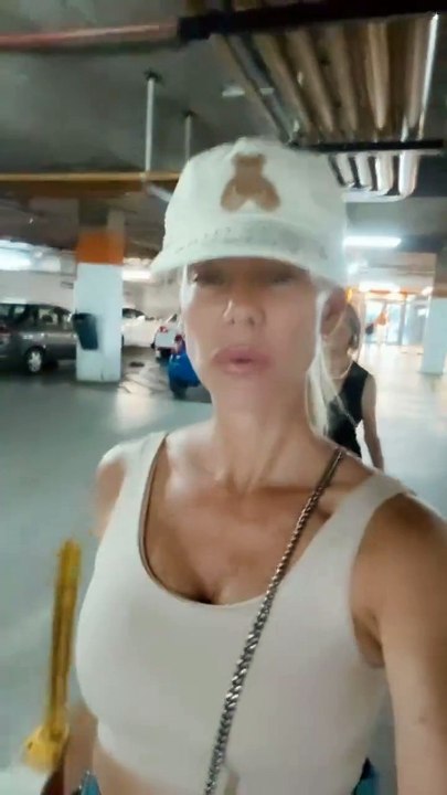 Nicole Neumann hace compras de último momento para la cena navideña