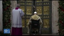 Il Papa in sedia a rotelle apre la Porta Santa e dà inizio a Giubileo