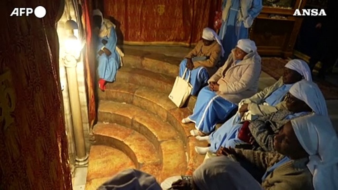 Betlemme, fedeli in preghiera nella Chiesa della Nativita'