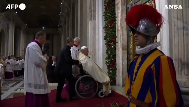 Papa Francesco apre la Porta Santa della Basilica di San Pietro
