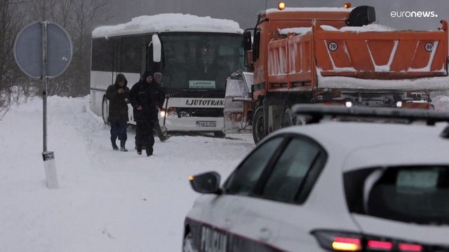 رجل مفقود وأشخاص عالقون وانقطاع الكهرباء.. ثلوج عنيدة تتساقط على كرواتيا وصربيا والبوسنة وسلوفينيا