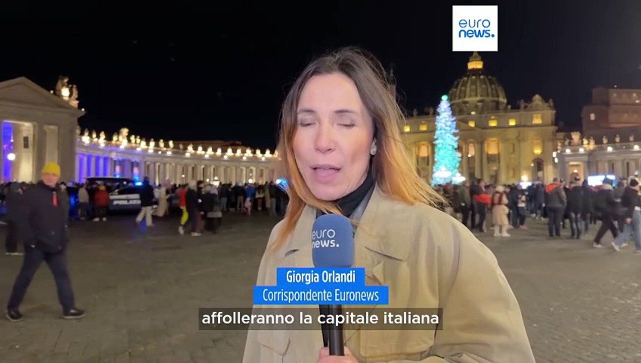 Papa Francesco apre la Porta Santa di San Pietro inizia l'anno del