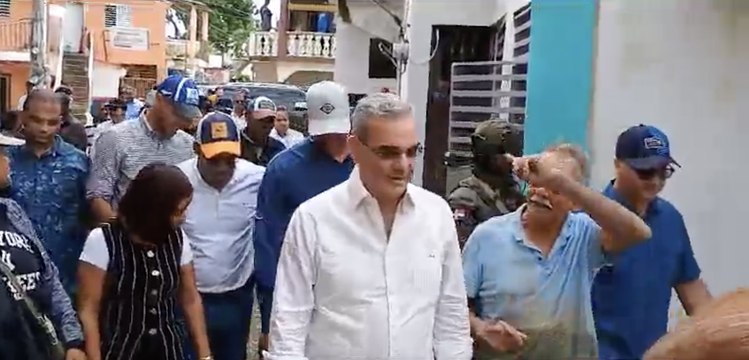 El presidente Abinader recorre zonas afectadas por las lluvias en Puerto Plata