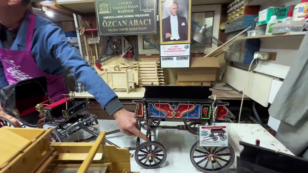 Vali Yunus Sezer, “Yaşayan İnsan Hazinesi” ödülü alan minyatür talika yapım ustası Özcan Abacı’yı atölyesinde ziyaret etti.