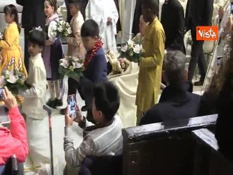 Papa Francesco depone il Bambino Gesù nel presepe della Basilica di San Pietro