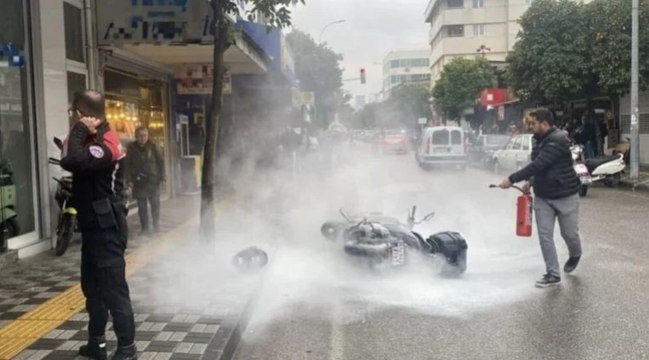 Sürekli arıza yapan yeni motosikletini bayi önünde benzin döküp ateşe verdi