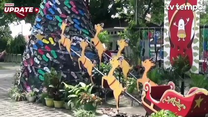 Gereja di Klaten Pajang Pohon Natal 7 Meter Berhias Sandal Jepit