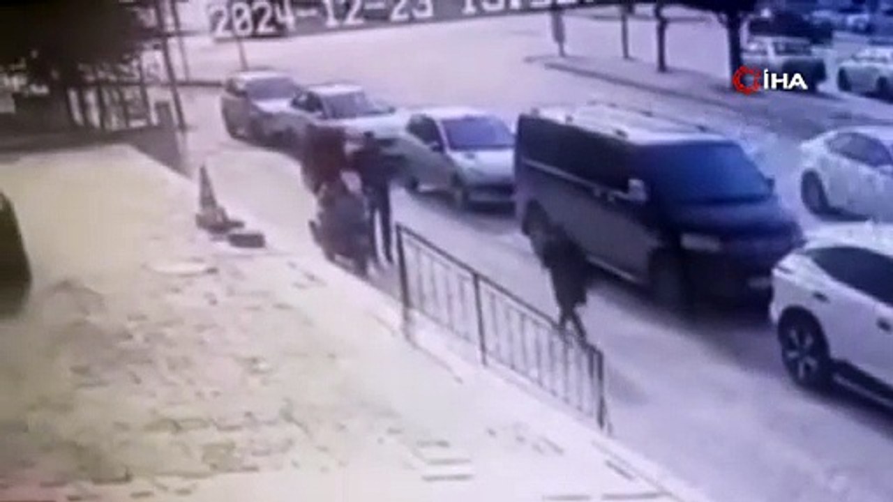 Motokurye sokakta boğazına şeker kaçan çocuğu heimlich manevrası ile kurtardı!