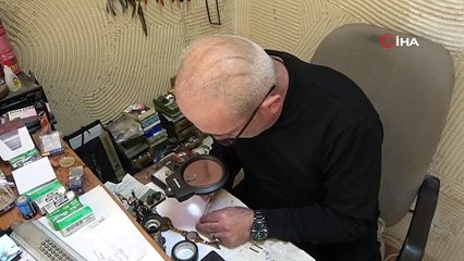 3 nesildir 10 metrekare dükkanda saat tamir ediyorlar