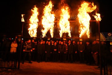 24 saatlik masalsı yolculuk Kars'ta son buldu: Karanfillerle karşılandılar