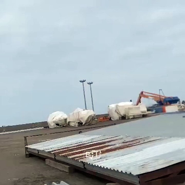 Azerbaycan Havayolları'na ait yolcu uçağı, Bakü'den Grozni'ye giderken Kazakistan'ın Aktau şehri yakınlarında düştüğü bildirildi.