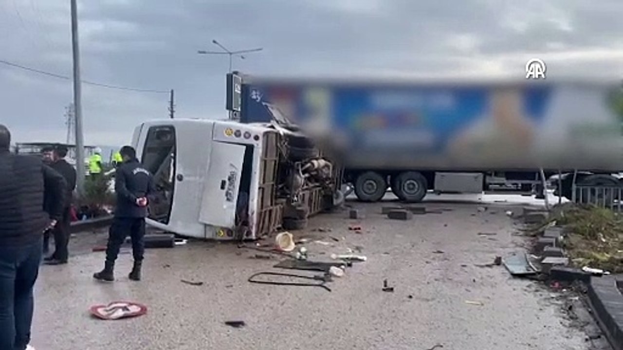Okul servisi ile tırın çarpışması sonucu 26 kişi yaralandı